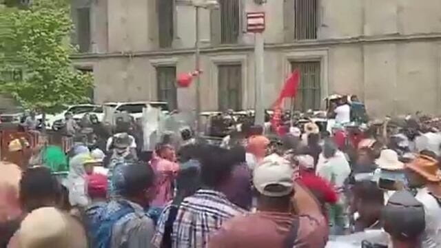 CNTE rompe vidrios de puerta de Palacio Nacional que usan AMLO