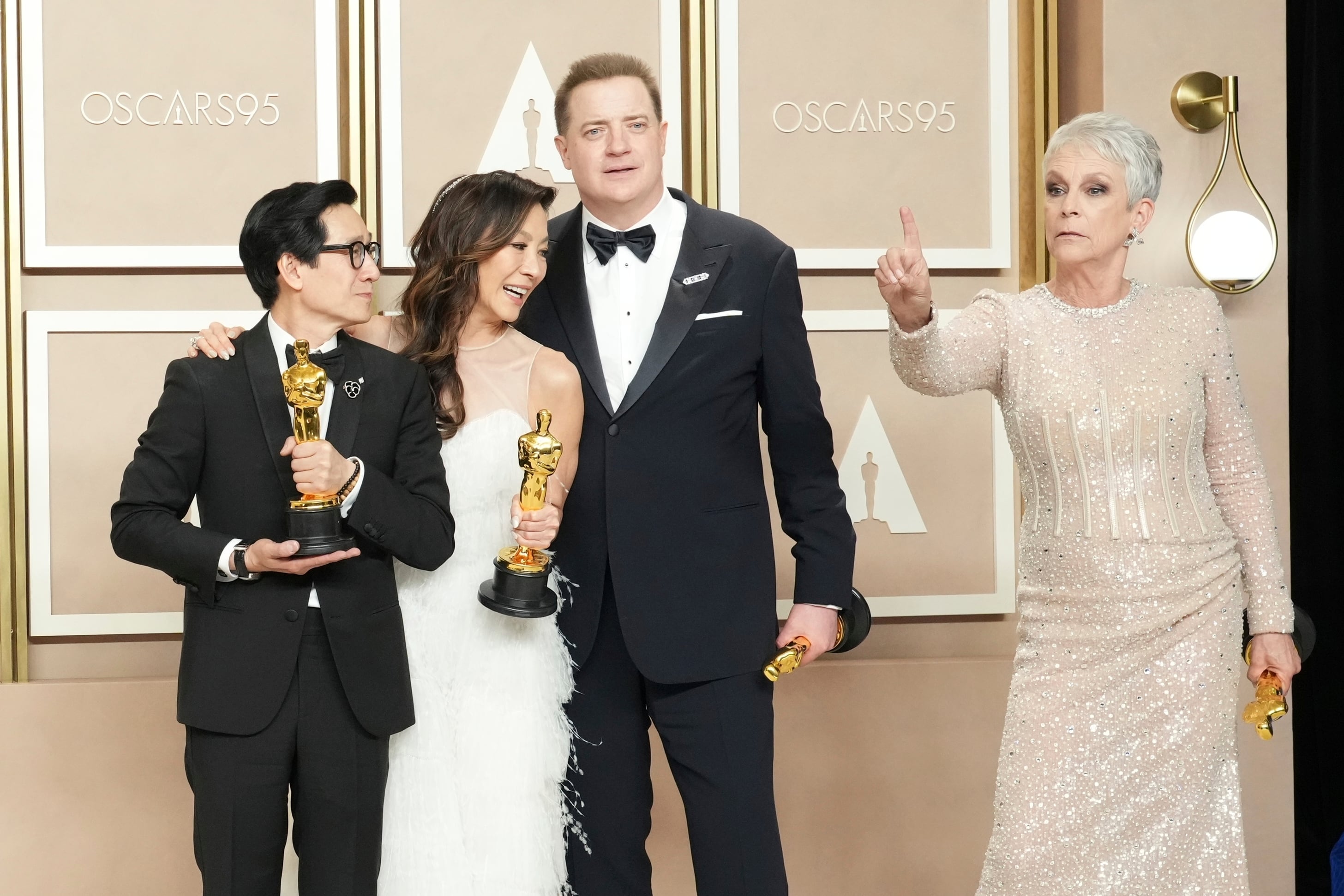 Ke Huy Quan, Michelle Yeoh, Brendan Fraser y Jamie Lee Curtis en los Premios Oscar 2023