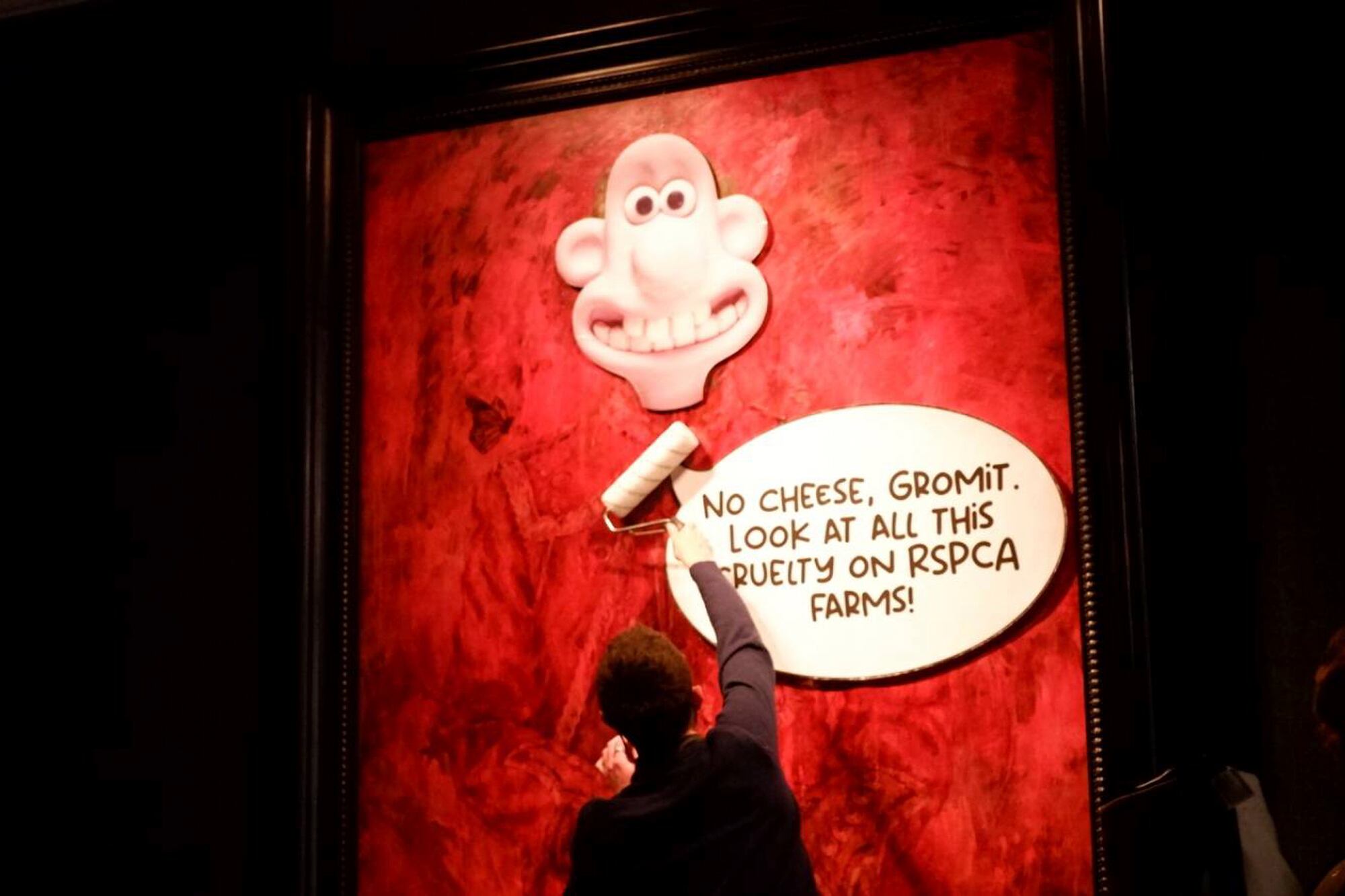 Activistas de Animal Rising vandalizan el retrato del rey Carlos III con Wallace, de "Wallace and Gromit"