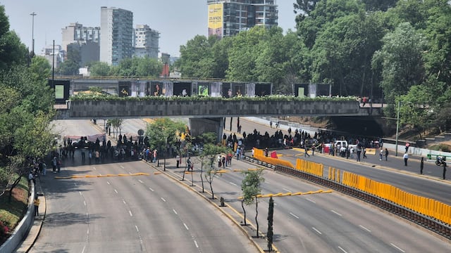 Bloquean Circuito Interior, a la altura de Metro Chapultepec