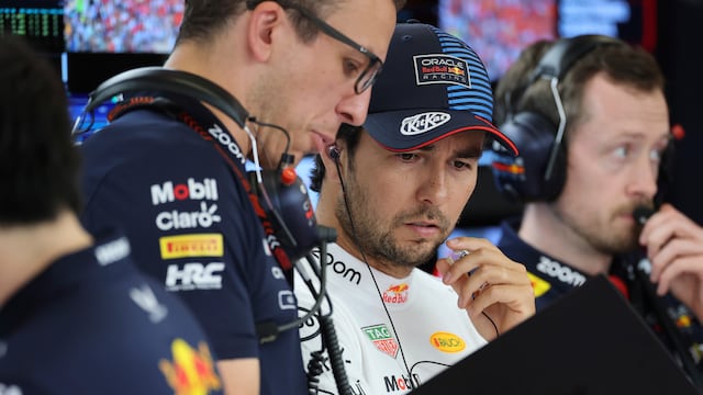 Checo Pérez con su ingeniero en el GP de España