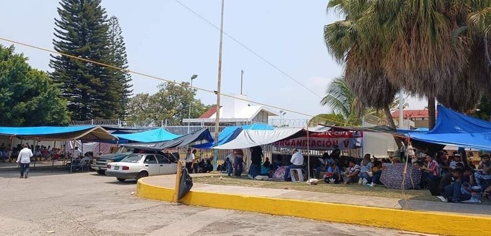 Maestros del SNTE bloquean instalaciones de Pemex en Oaxaca