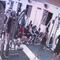 VIDEO: Una fila de hombres le ayudó con las pesas en el gimnasio y en TikTok piden musicalizar el épico momento