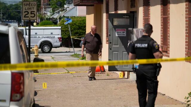 Los investigadores trabajan en la escena de un tiroteo fatal en Delaware County Linen en Chester, Pensilvania