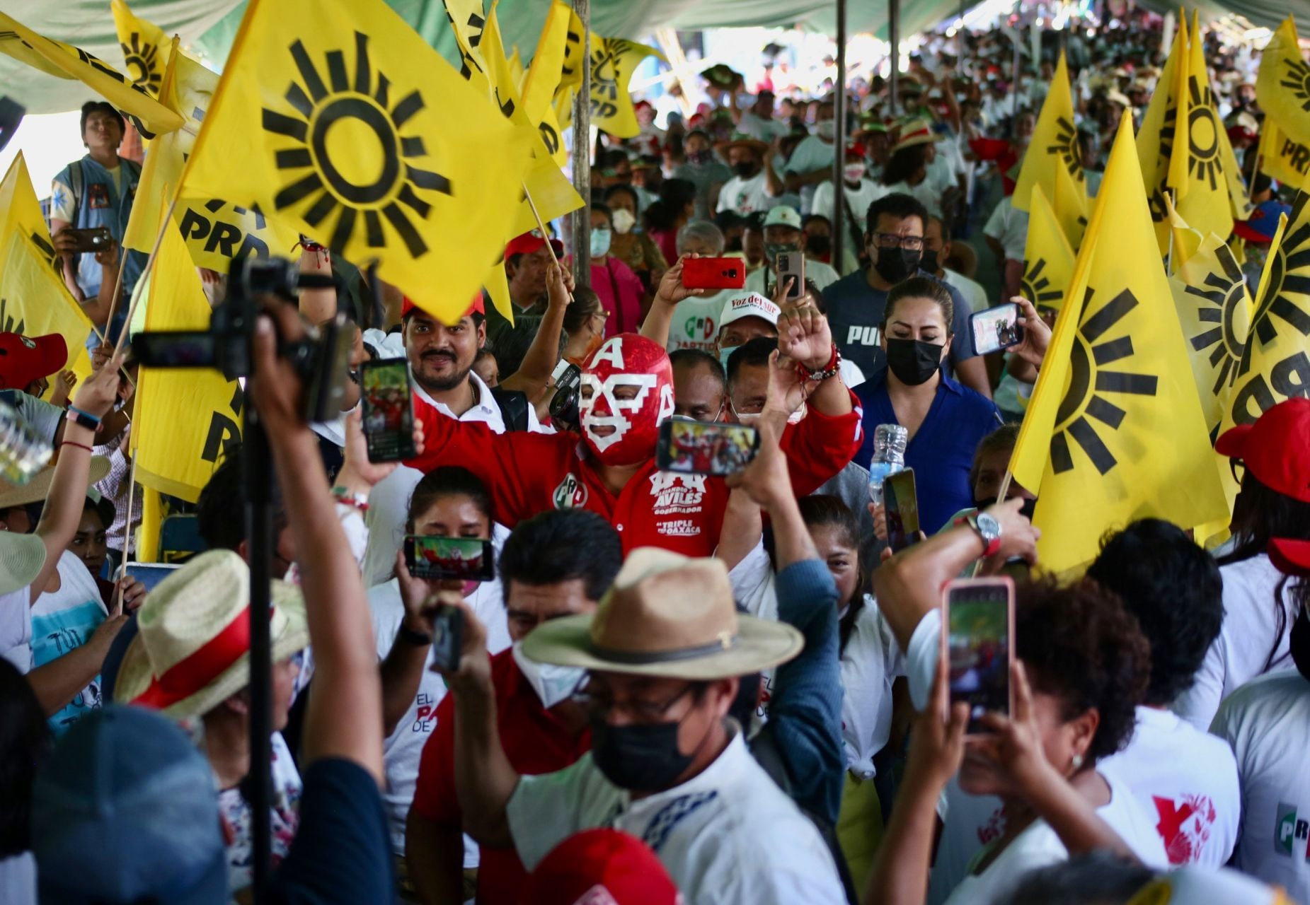 Banderas del PRD en las elecciones en Oaxaca de 2022