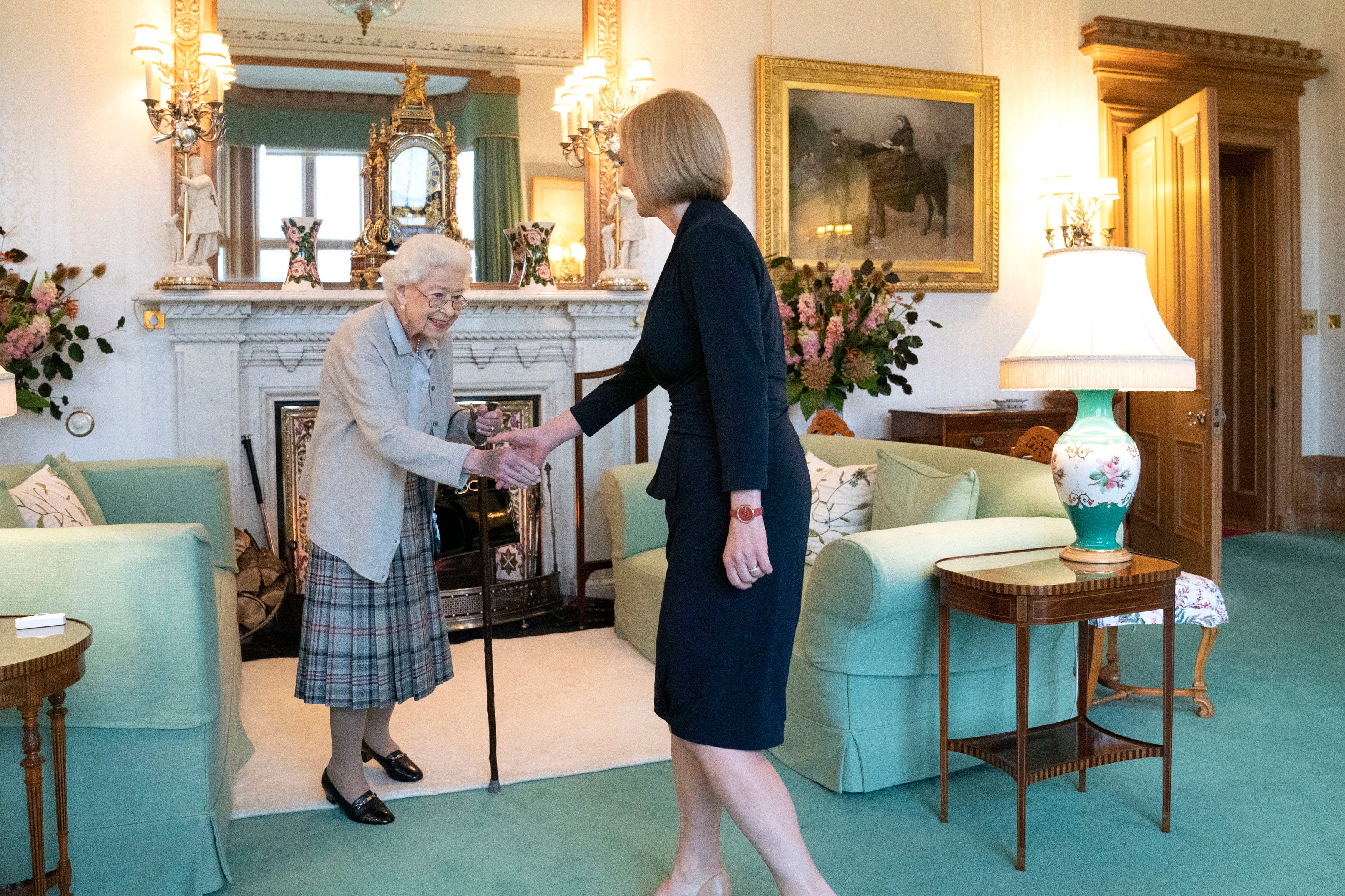 Elizabeth Truss, la nueva primera ministra de Reino Unido y la Reina Isabel II/AFP