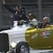 Lewis Hamilton se sube al mismo auto que Checo Pérez en desfile por insólita razón