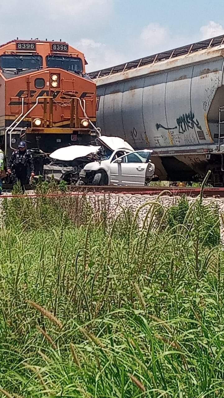 Tren se llevó auto y mató a madre e hijo