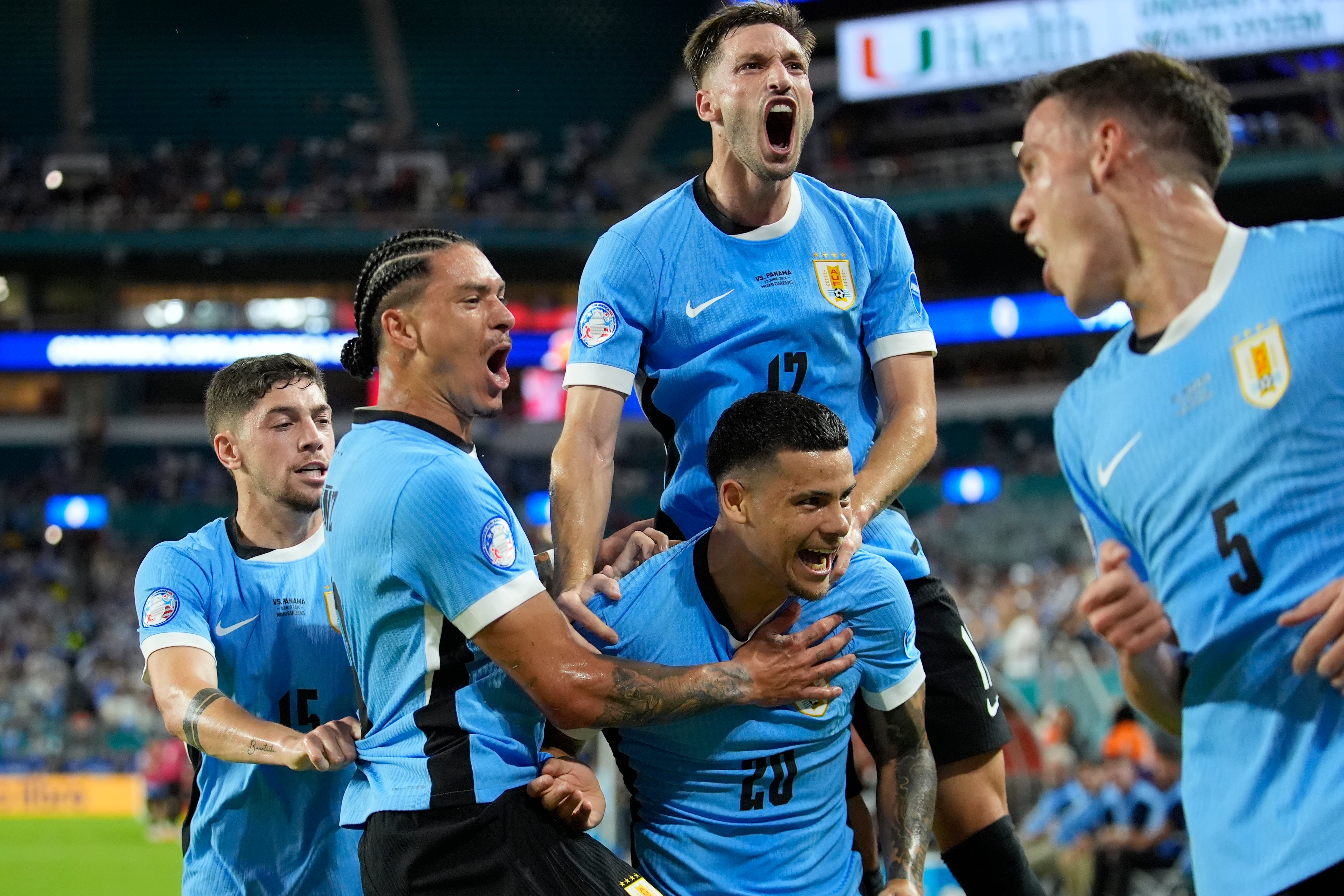Celebración del gol de Uruguay