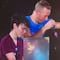 Coldplay en Monterrey: Chris Martin deja a fan tocar ‘Gravity’ en el concierto (VIDEO)