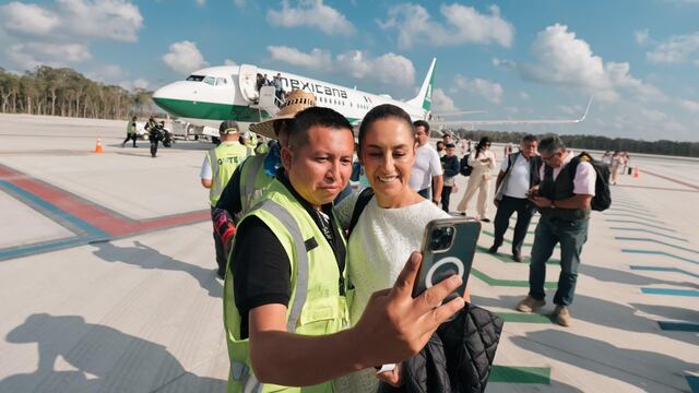 Claudia Sheinbaum durante su llegada al Aeropuerto Internacional Felipe Carrillo Puerto