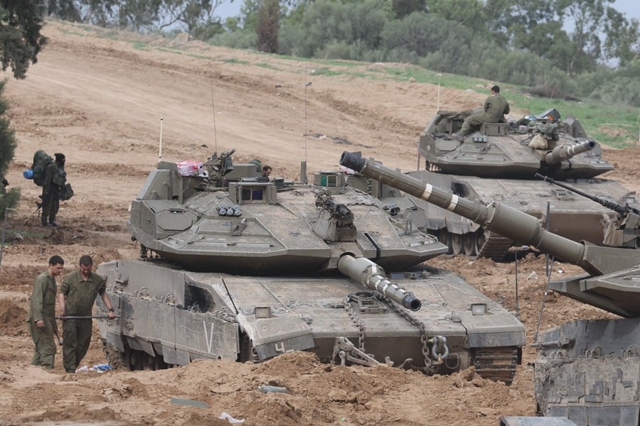 Soldados israelíes preparan sus tanques cerca de la frontera de la Franja de Gaza