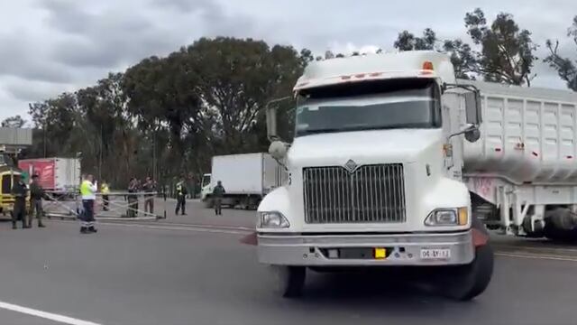 Transportistas retiran bloqueo de la Caseta Amozoc de la México-Puebla