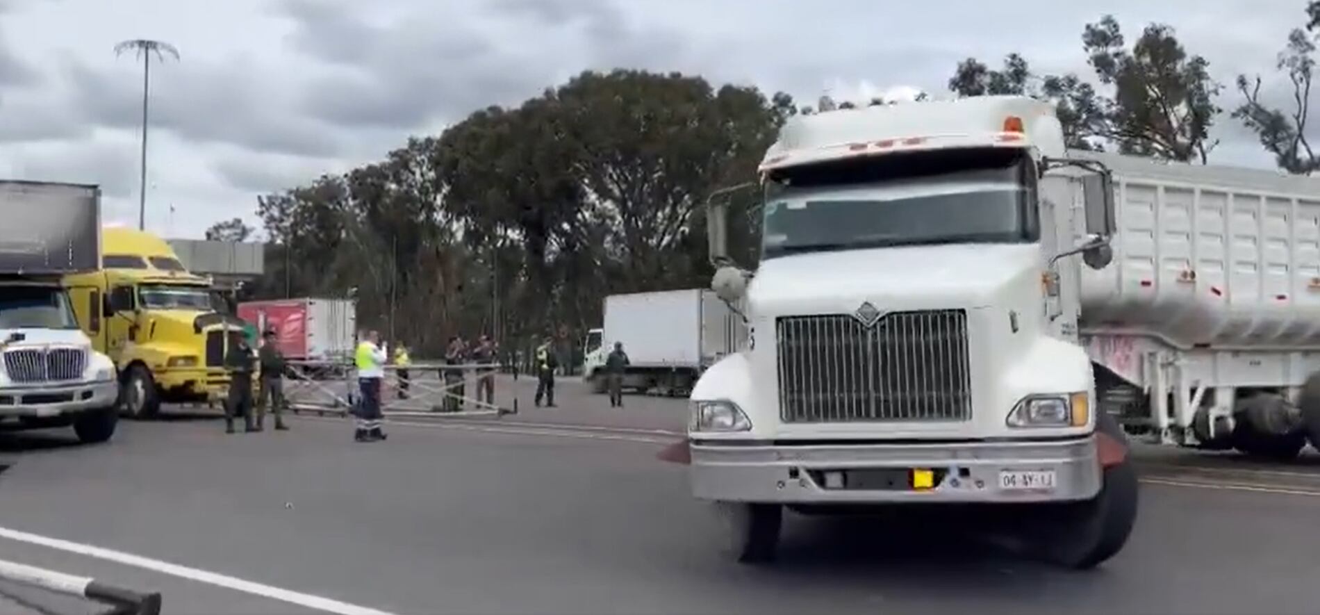 Transportistas retiran bloqueo de la Caseta Amozoc de la México-Puebla