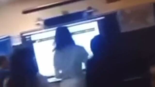 Maestra de Estados Unidos golpeada con silla en clase