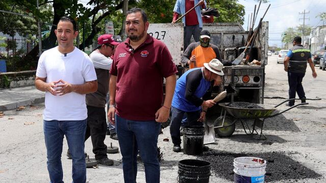 Pablo Gutiérrez supervisa brigadas de bacheo en Cancún