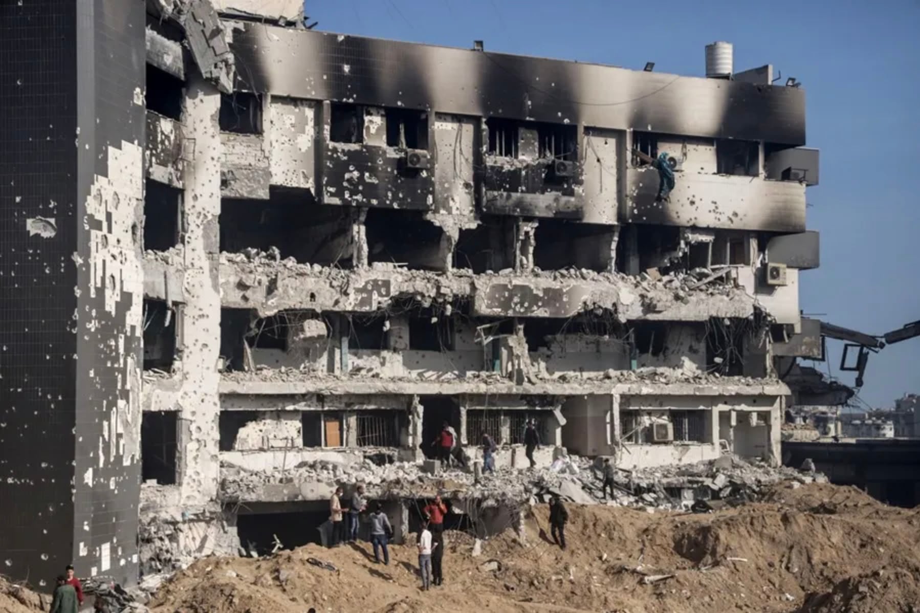 Una visión general mientras los palestinos inspeccionan los daños en el Hospital Al-Shifa