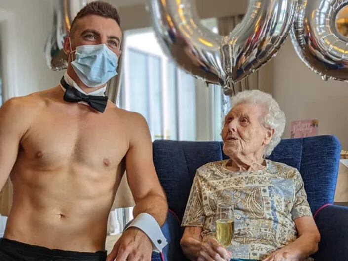Abuelita festejando sus 106 años con un stripper