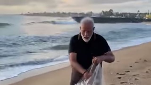 Primer ministro de la India recogiendo basura