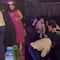 VIDEO: Le muerde la nalga a su esposa en la fiesta y procede a sacar los pasos prohibidos conquistando a TikTok