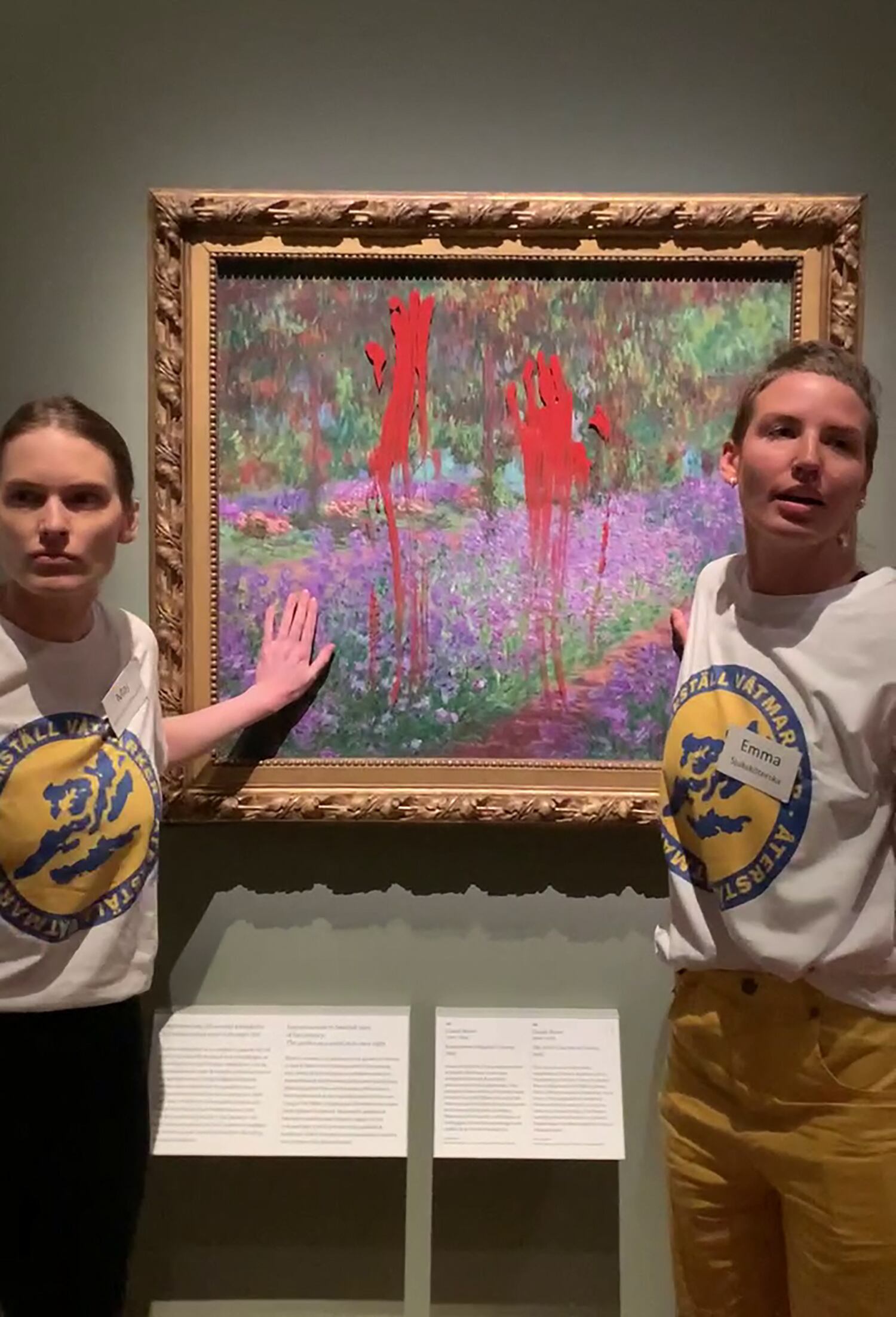 Activistas lanzan pintura roja a obra de Claude Monet