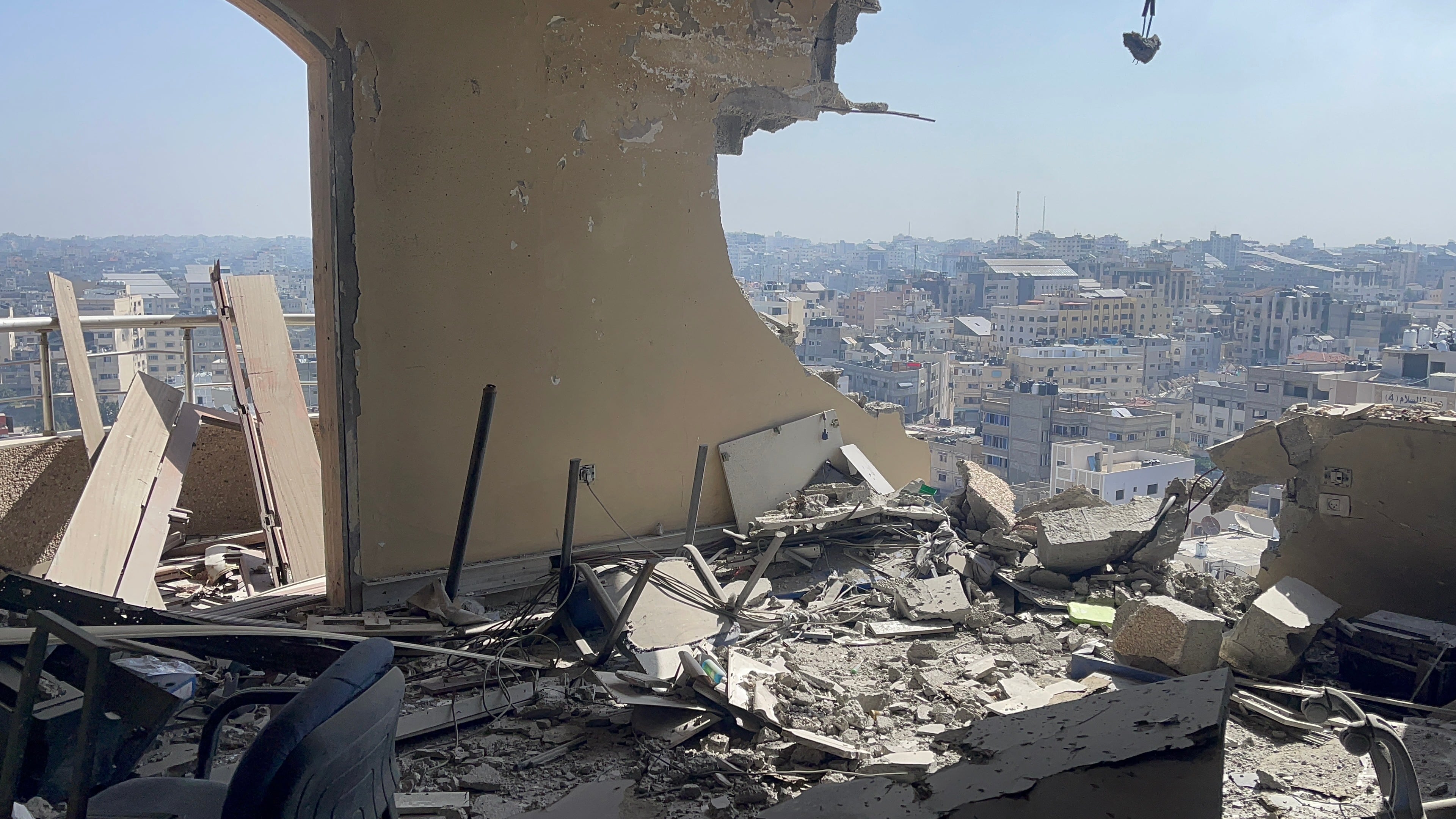 Edificio destruido tras bombardeos en Gaza