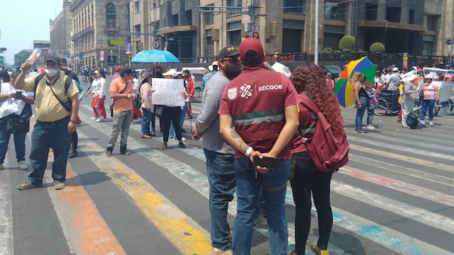 Comerciantes ambulantes bloquean Eje Central y Juárez CDMX
