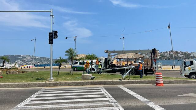 Acapulco instala semáforos en costera Miguel Alemán