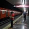 ¿Qué pasó en el Metro Sevilla de la Línea 1? Mujer se avienta a las vías y es rescatada