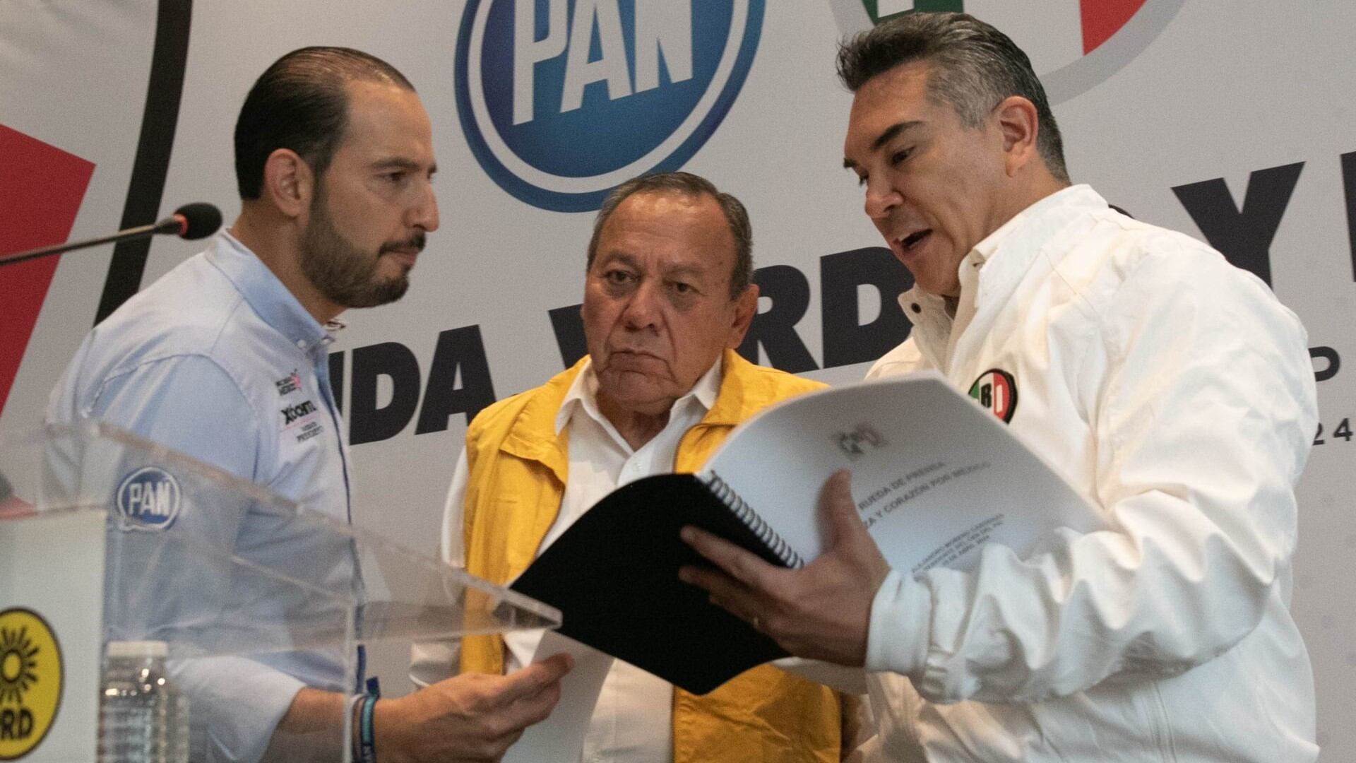 Líderes partidistas Jesús Zambrano (PRD), Marko Cortés (PAN) y Alejandro Moreno Cárdenas (PRI)