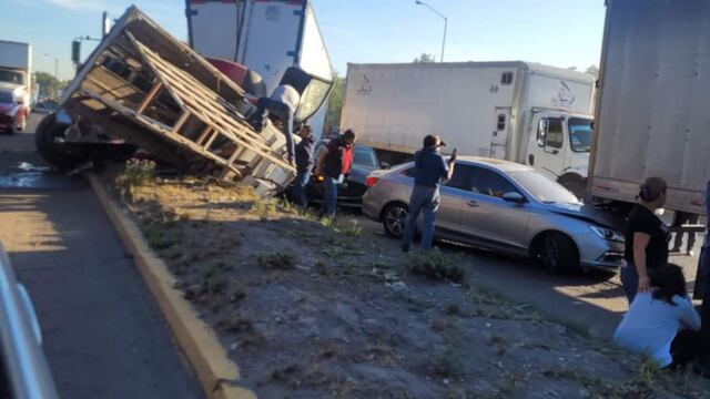Choque múltiple entre tráiler y otros vehículos en la autopista México-Querétaro, en Cuautitlán Izcalli