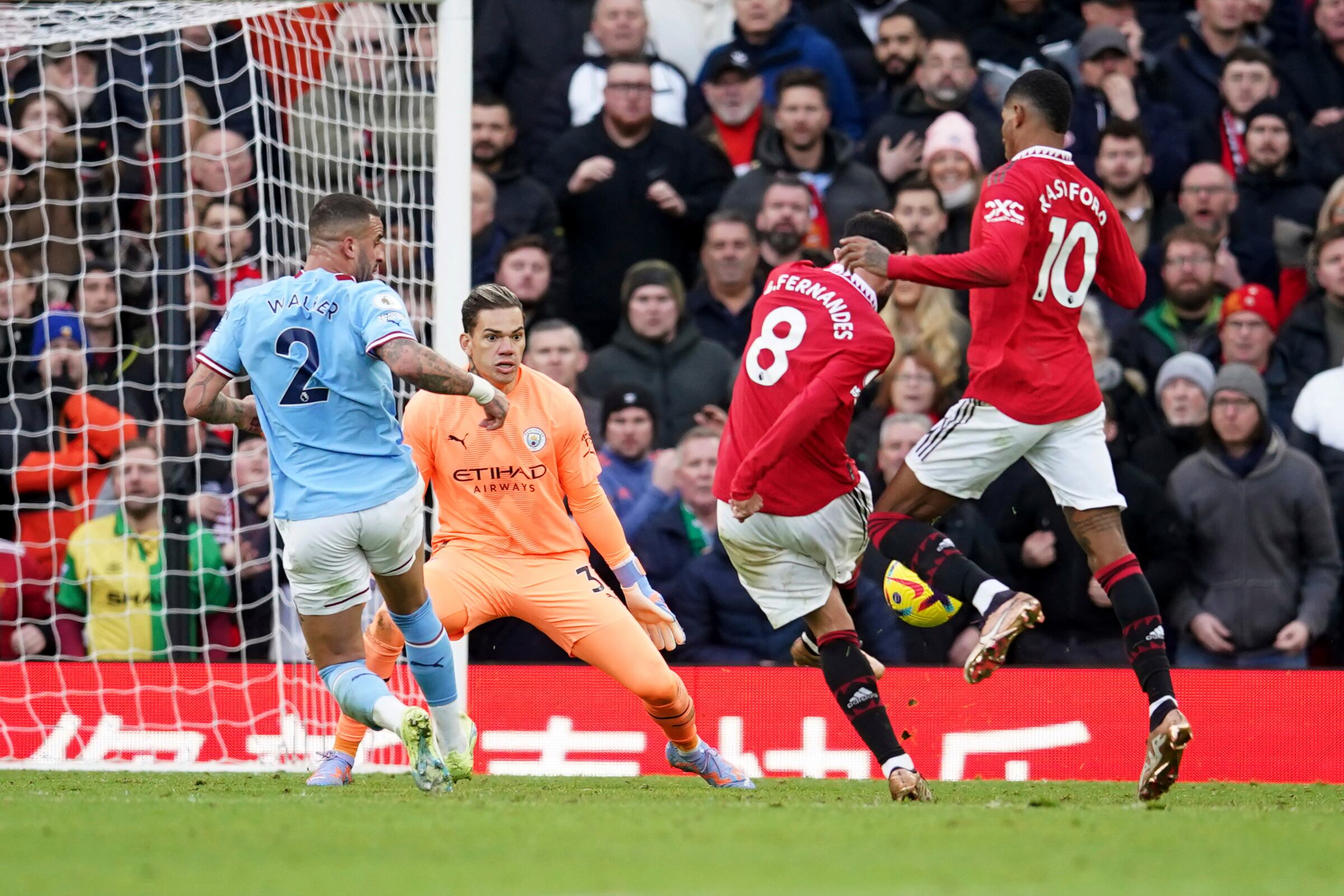 Manchester United vs Manchester City  (AP Photo/Dave Thompson)