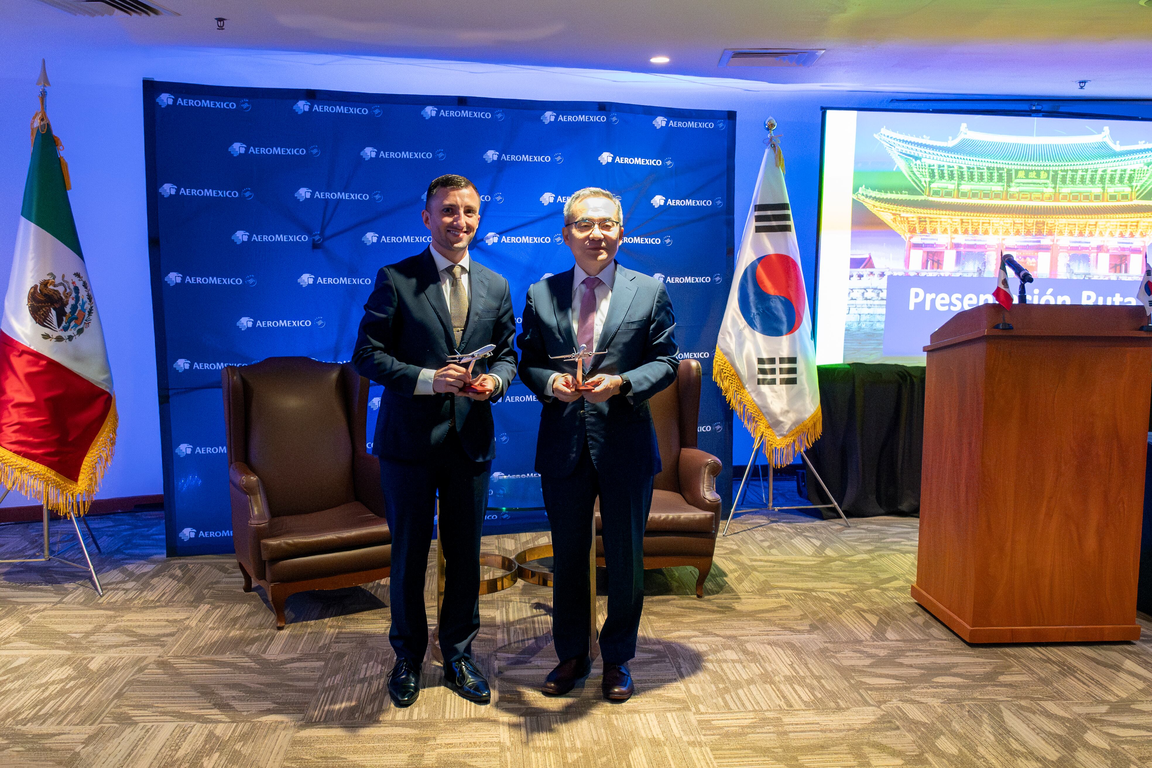 Pasquale Speranza, vicepresidente de ventas de Aeroméxico y Huh Tae-wan, embajador de Corea del Sur en México