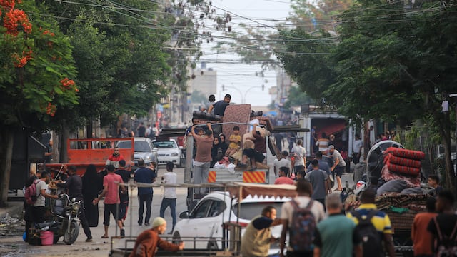 Civiles huyen de Rafah por ataques de Israel