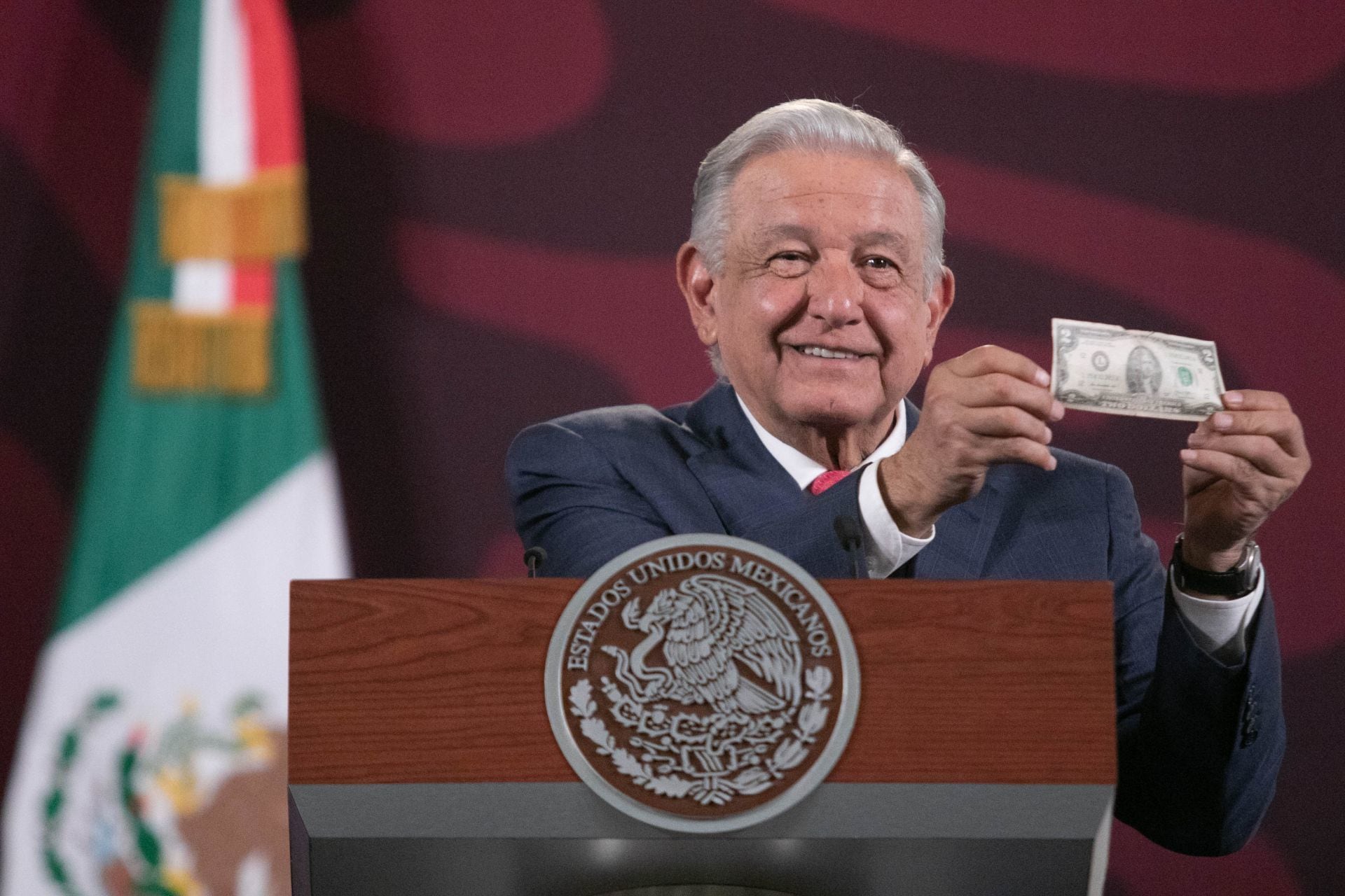 Andrés Manuel López Obrador, presidente de México muestra un billete de dos dólares