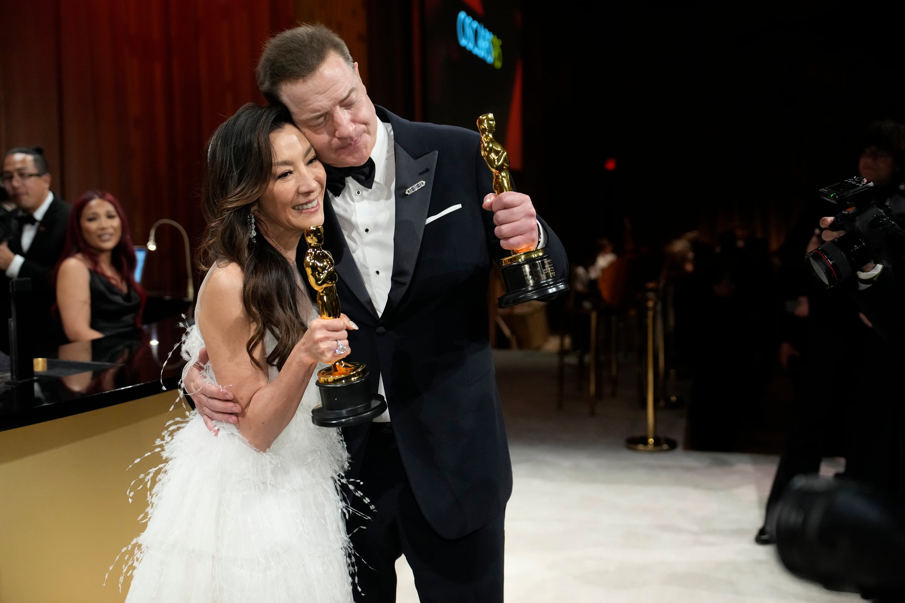 Michelle Yeoh y Brendan Fraser en los Premios Oscar 2023