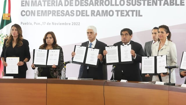 Miguel Barbosa y el sector textil firman convenio para desarrollo sustentable