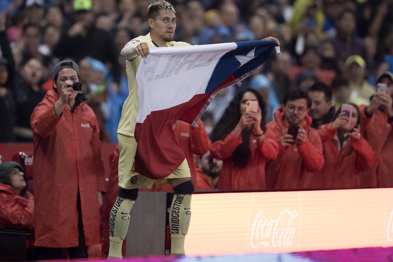 El ariete chileno celebró su gol con la bandera de su país