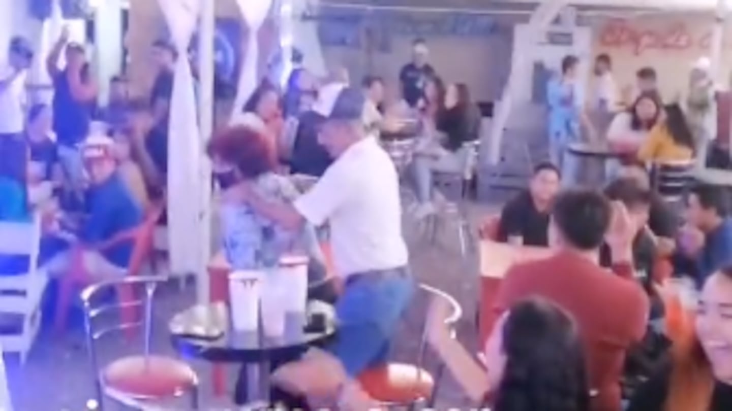 VIDEO: Captan a abuelitos perreando en las micheladas