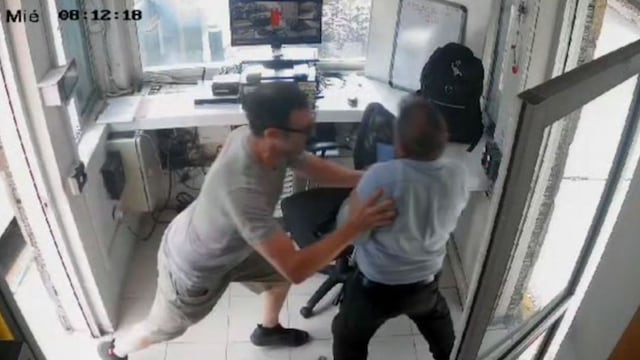 Hombre golpea a guardia de seguridad por no abrir la pluma de residencial en San Pedro Garza García, Nuevo León
