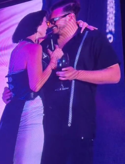 Susana Zabaleta y Ricardo Pérez se dan un besote en pleno concierto del Día de las Madres