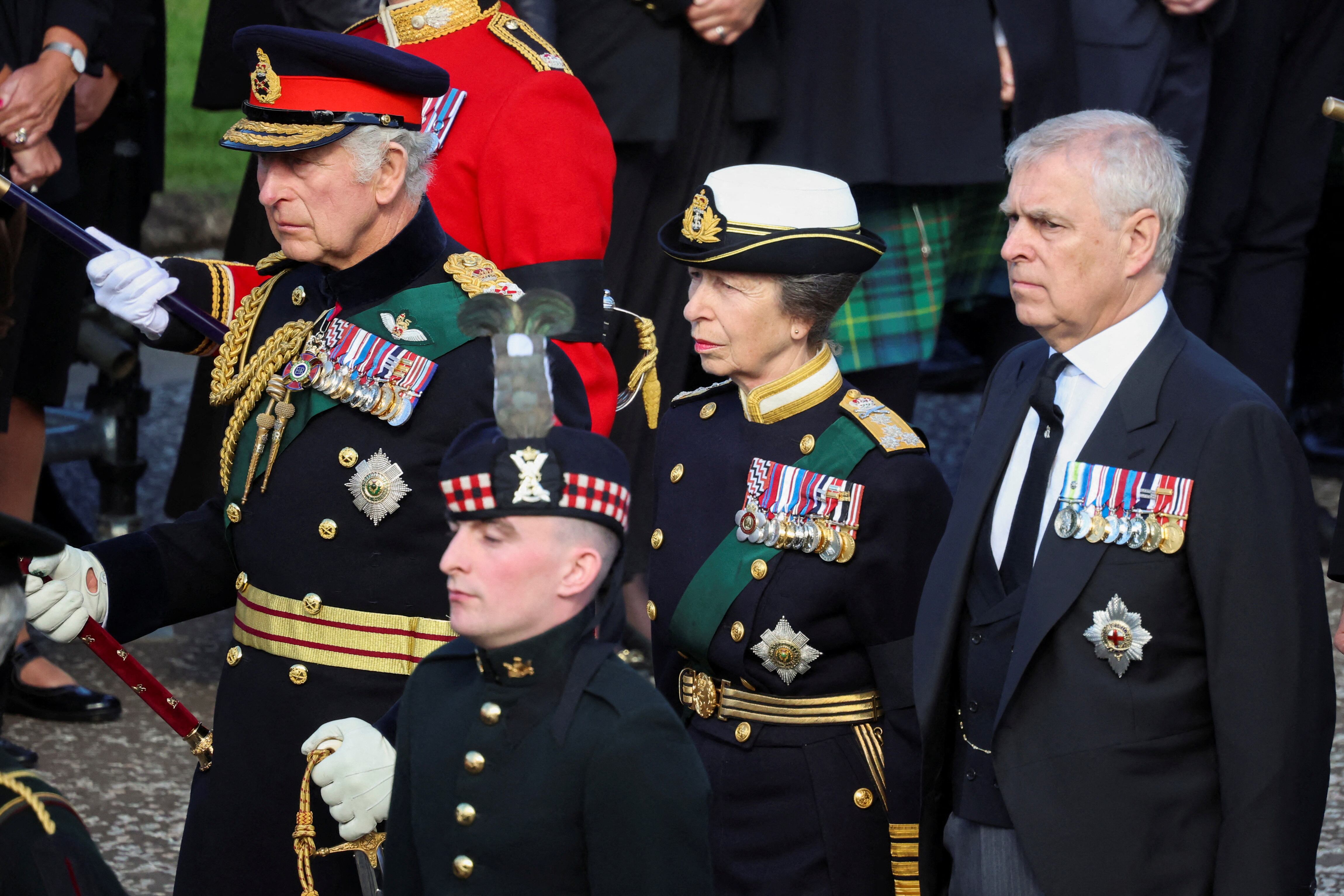 Rey Carlos II, la princesa Ana y el príncipe Andrés en el funeral de la reina Isabel II