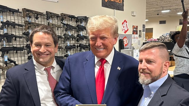 Donald Trump se detuvo en una tienda de armas en Estados Unidos: quiere comprar una
