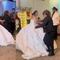 Un video en TikTok exhibe a una tía envidiosa pisando el vestido de la novia