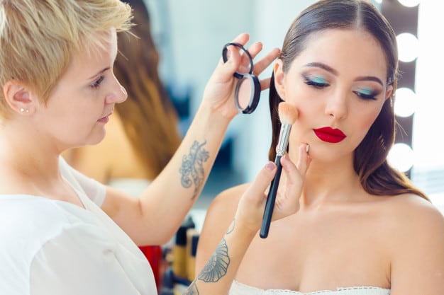 15 frases para felicitar a tus amigos maquilladores en el Día del Maquillista