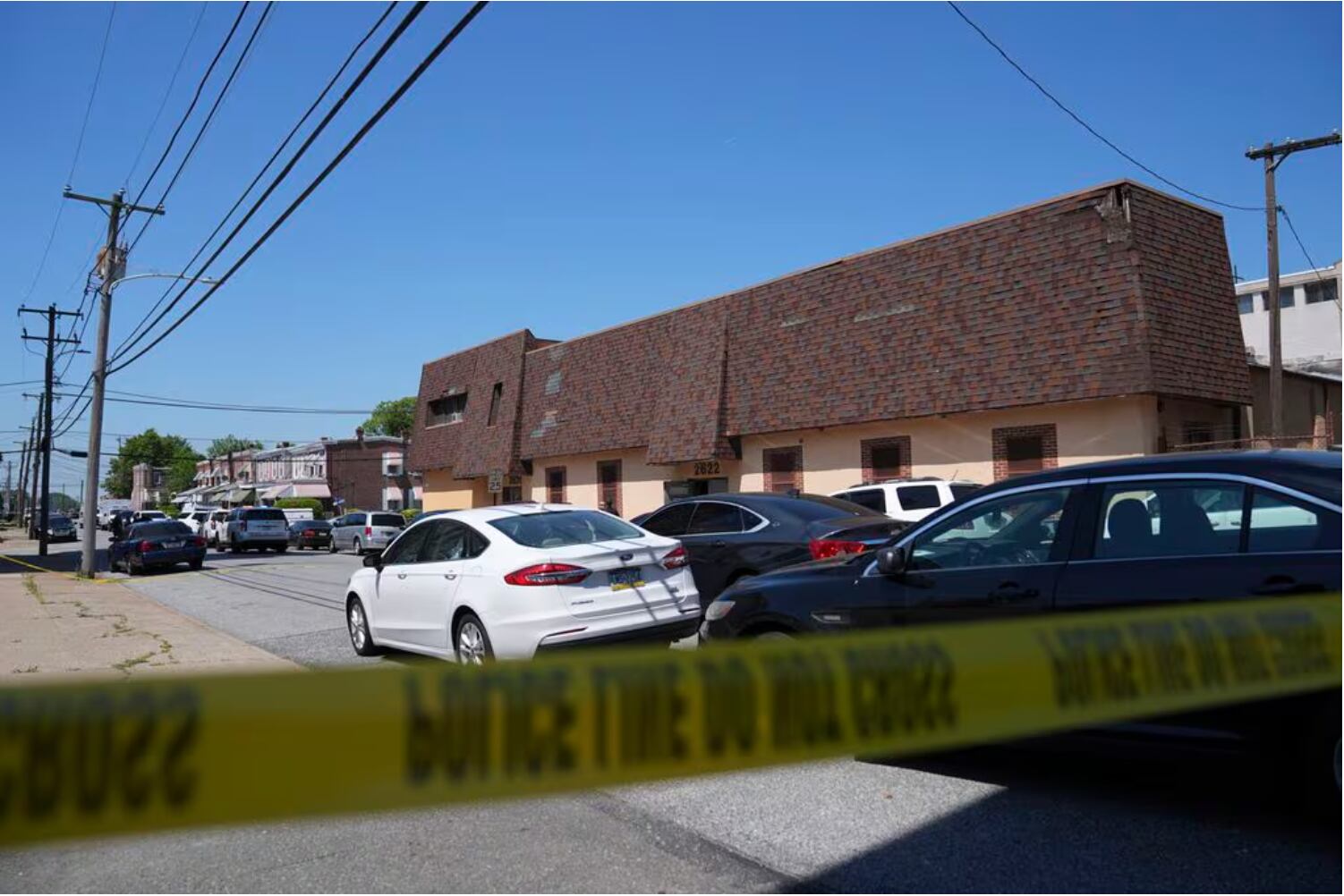 La policía acordona la escena de un tiroteo fatal en Delaware County Linen en Chester, Pensilvania