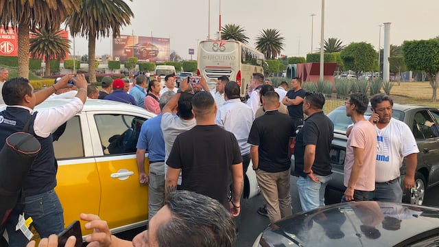 Taxistas bloquearon glorieta y esto exigieron