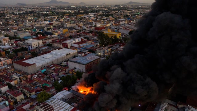 El incendio en Tepito provocó una enorme columna de humo negro