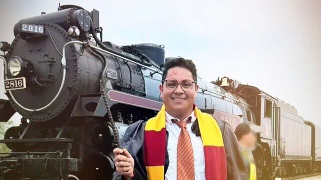 Harry Potter mexicano se toma fotos con locomotora La Emperatriz