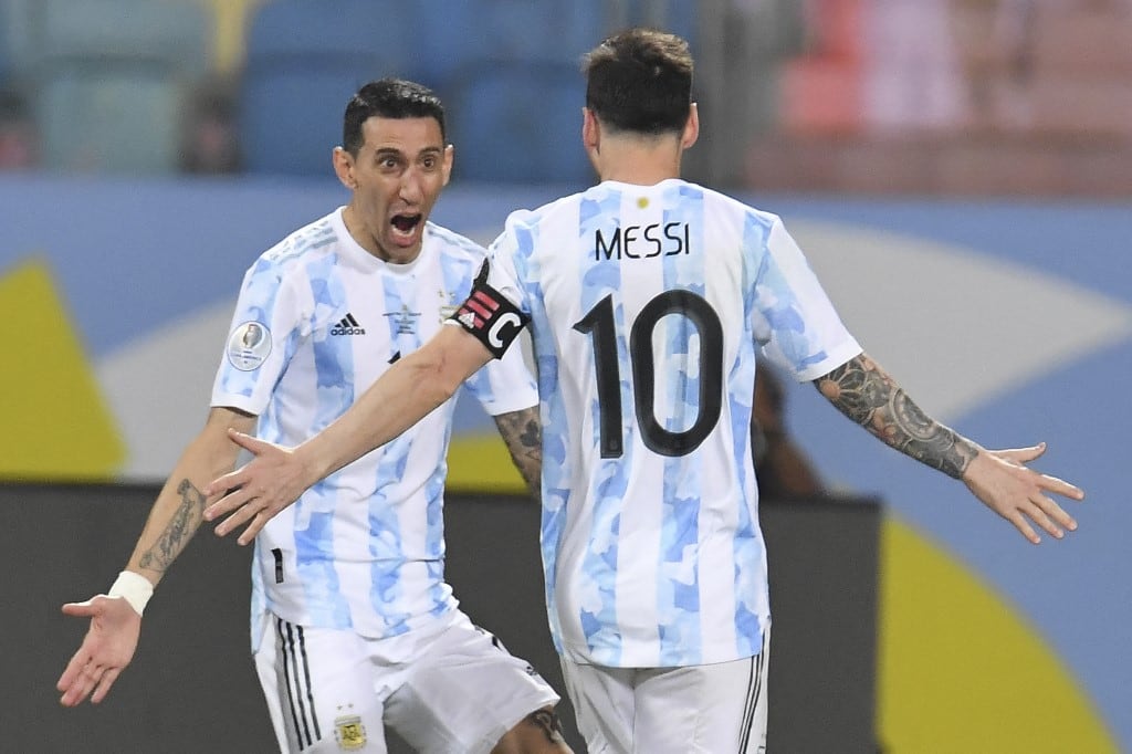 Ángel di María festeja con Messi